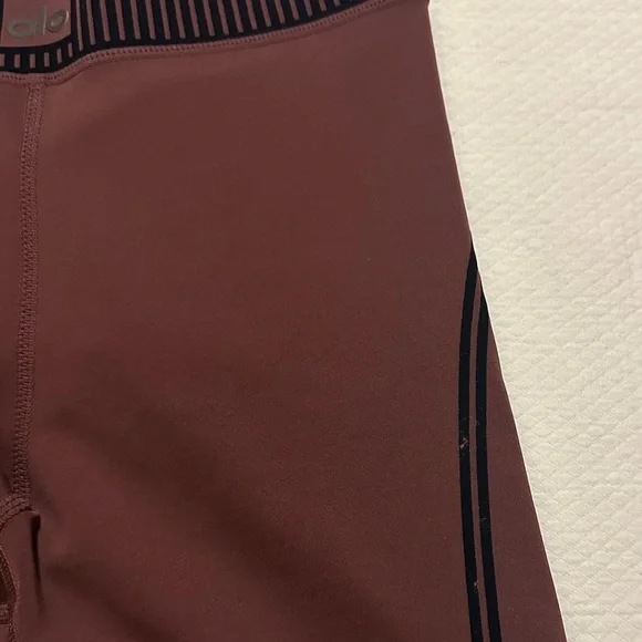 Alo Yoga Airlift Line Up Bra + Legging Set - Cherry Cola XS - Picture 6 of 12